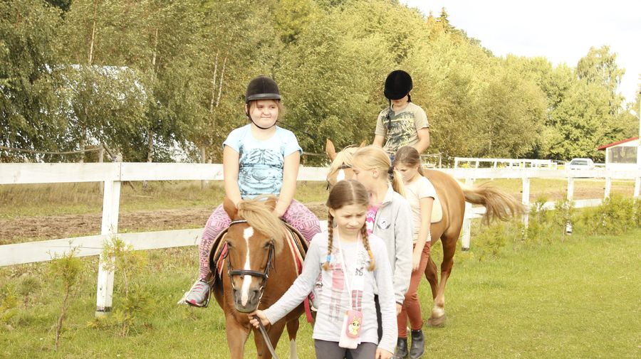 Dzieci z Mierzymia w stadninie Karmen