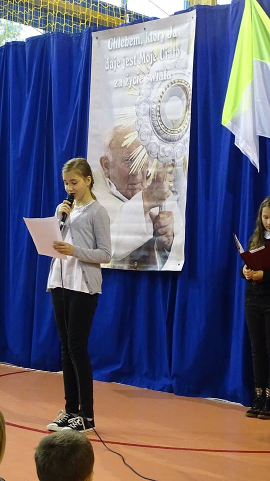 Dzień Papieski w Szkole Podstawowej im. W. Szymborskiej w Konikowie Dzień Papieski w Szkole Podstawowej im. W. Szymborskiej w Konikowie