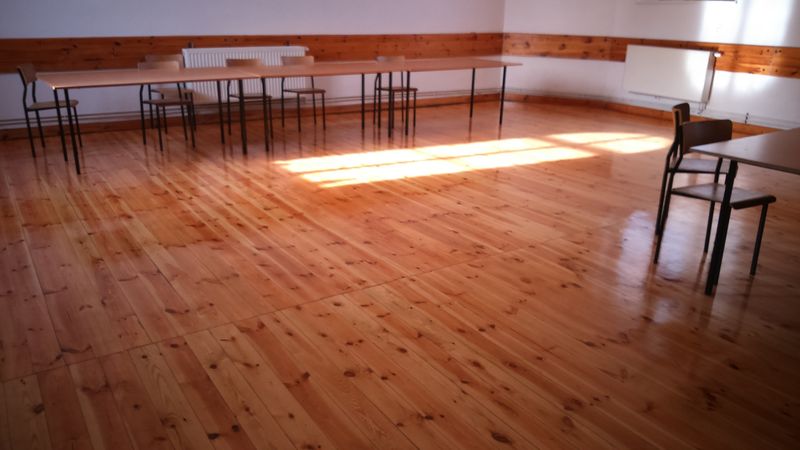 Cyklinowanie podłogi w świetlicy wiejskiej w Niekłonicach Cyklinowanie podłogi w świetlicy wiejskiej w Niekłonicach