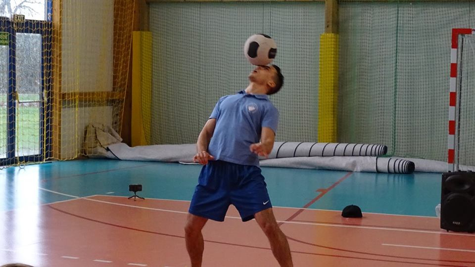 Spotkanie z niepowtarzalnym sportowcem w Szkole Podstawowej w Konikowie Spotkanie z niepowtarzalnym sportowcem w Szkole Podstawowej w Konikowie