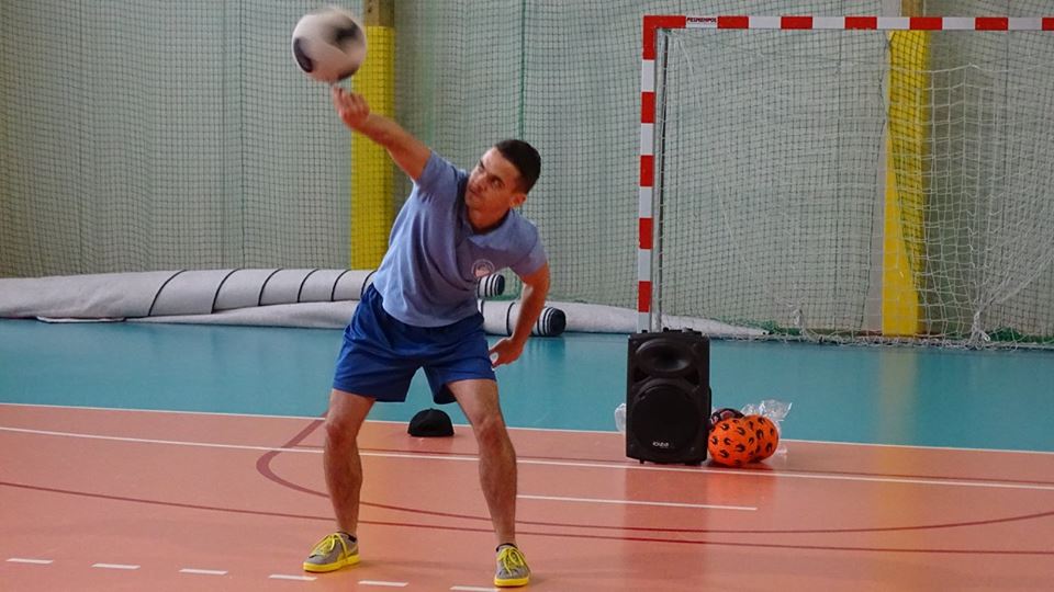 Spotkanie z niepowtarzalnym sportowcem w Szkole Podstawowej w Konikowie Spotkanie z niepowtarzalnym sportowcem w Szkole Podstawowej w Konikowie