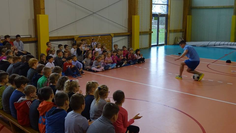 Spotkanie z niepowtarzalnym sportowcem w Szkole Podstawowej w Konikowie Spotkanie z niepowtarzalnym sportowcem w Szkole Podstawowej w Konikowie