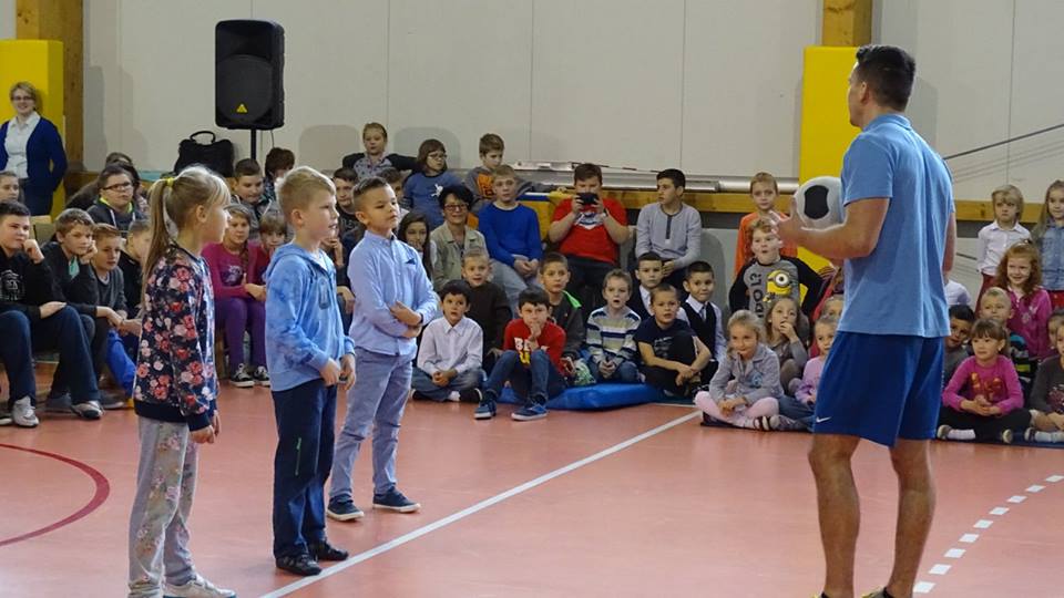 Spotkanie z niepowtarzalnym sportowcem w Szkole Podstawowej w Konikowie Spotkanie z niepowtarzalnym sportowcem w Szkole Podstawowej w Konikowie