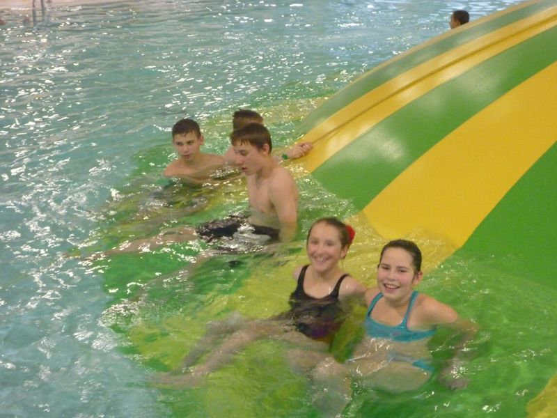 Uczniowie kl. 4-6 SP w Dunowie w parku wodnym