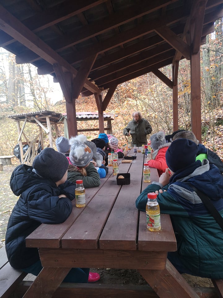 Uczniowie pomagaja leśnym zwirzętom