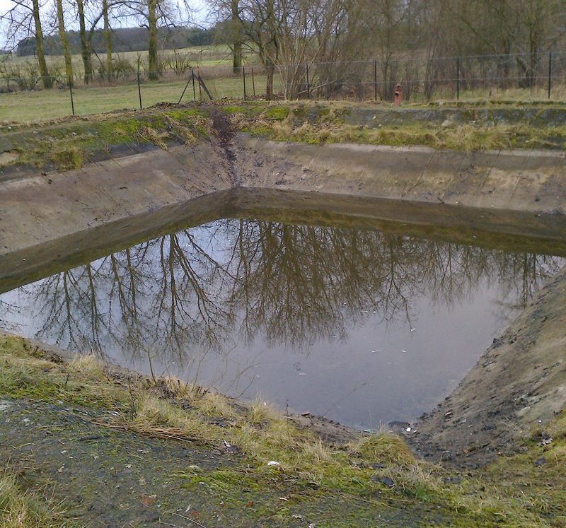 W grudniu 2015r. wykonano nowe ogrodzenie stawu p.poż. w miejscowości Zegrze Pomorskie. Stare ogrodzenie było zniszczone, występowały liczne ubytki w ogrodzeniu, co groziło wejściem osób postronnych na teren basenu. Wykonano demontaż starego ogrodzenia oraz zamontowano nowe ogrodzenie wraz z bramą wjazdową. Przy okazji została odpompowana woda i staw został oczyszczony ze śmieci, gałęzi. Wartość inwestycji 9 999,90 zł Jednocześnie pragniemy złożyć podziękowania Ochotniczej Straży Pożarnej w Niedalinie za odpompowanie wody ze stawu p.poż.